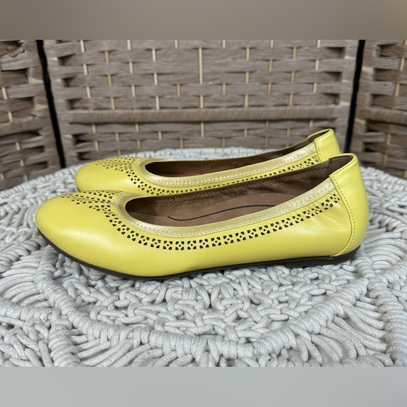 Vionic Women’s Yellow Spark Whisper Ballet Flat - Size 8 - Picture 3 of 11
